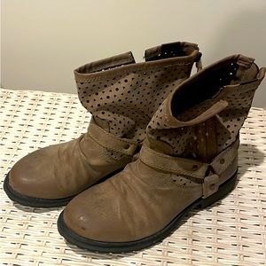 Roxy boots, size 8